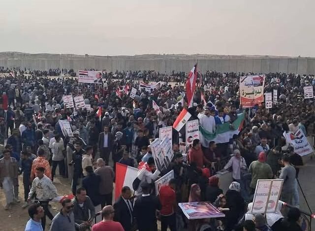 احتفالات المصريون أمام معبررفح