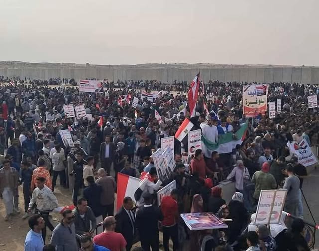 احتفالات المصريون أمام معبررفح