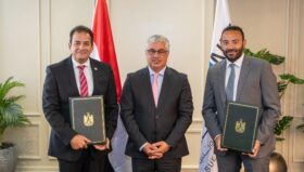  رئيس اقتصادية قناة السويس يشهد توقيع عقد مشروع شركة “CWA” للمنسوجات بالمنطقة الصناعية بالسخنة