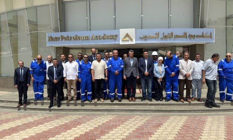 محافظ السويس في زيارة إلي شركة النصر للبترول