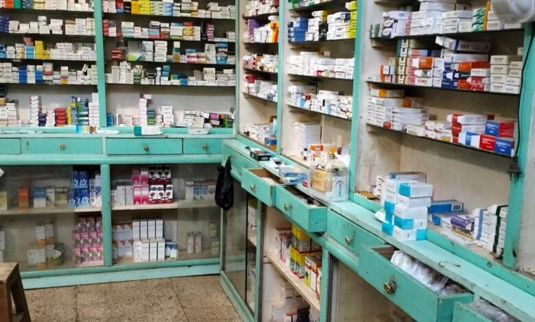 صورة واجهة صيدلية حديثة ومرخصة في منطقة حيوية بالبصيلية الوسطى، إدفو. الواجهة تظهر لافتة واضحة تحمل اسم الصيدلية، مع إضاءة جذابة، مما يعكس مظهرًا احترافيًا وجذابًا للاستثمار
