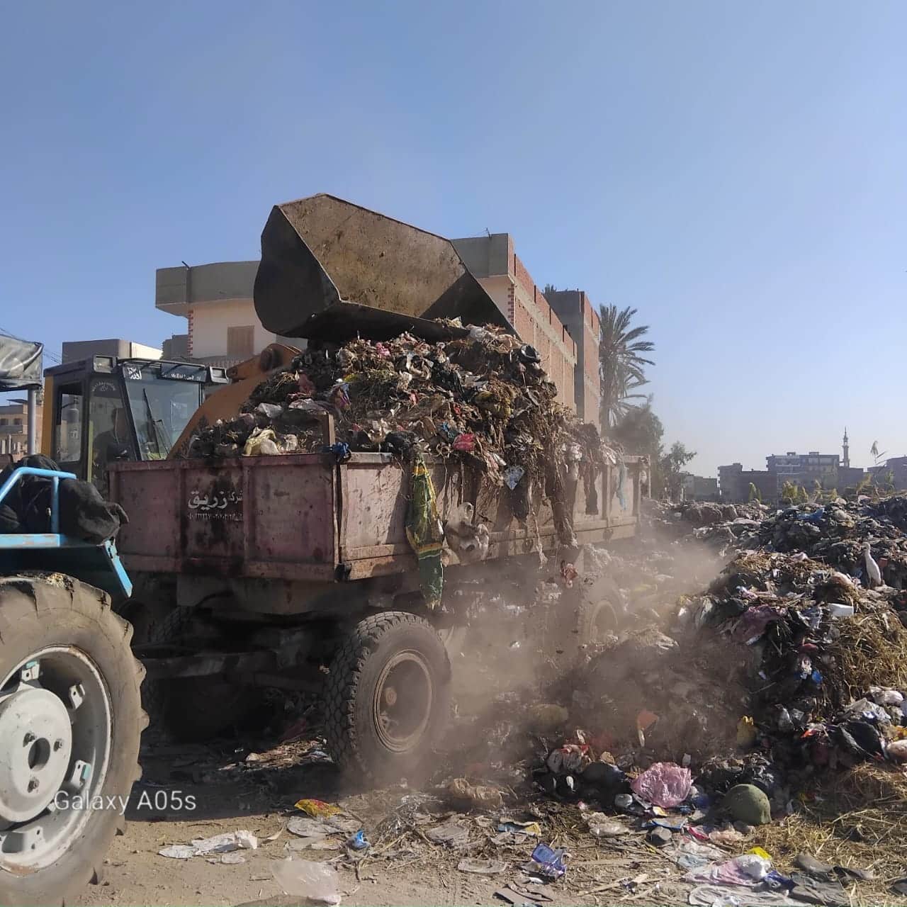 رفع تراكمات القمامة بقراقص استجابة لتوجيهات المحافظ