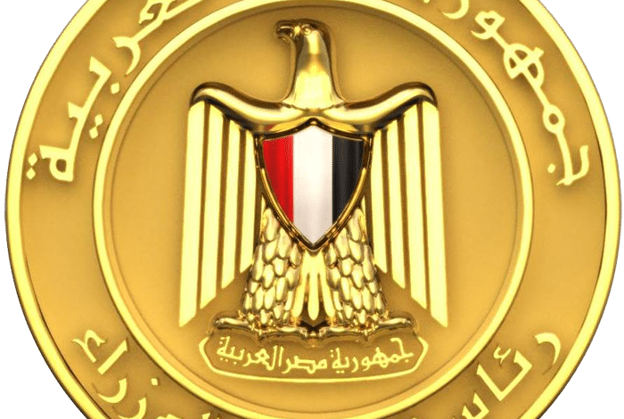 مجلس الوزراء المصري ومنظر جوي لميناء العين السخنة، مع نص مكتوب يؤكد أن التعاقد مع شركة المانع القطرية هو حق انتفاع وليس تنازلاً عن الملكية."