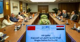 رئيس اقتصادية قناة السويس يوقع عقد مشروع شركة "Ningbo Dashun Fur" الصينية لمنسوجات المايكروفايبر بالقنطرة غرب