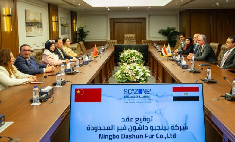 رئيس اقتصادية قناة السويس يوقع عقد مشروع شركة "Ningbo Dashun Fur" الصينية لمنسوجات المايكروفايبر بالقنطرة غرب