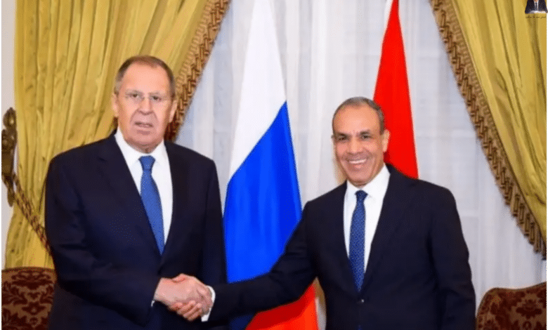 ​"لقاء وزير الخارجية المصري بدر عبد العاطي مع نظيره الروسي سيرجي لافروف في القاهرة لتعزيز الشراكة الاستراتيجية."