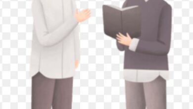 مصحف مفتوح على بداية سورة الكهف مع إضاءة هادئة تعبر عن الراحة النفسية والسكينة عند التدبر