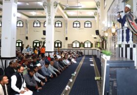 محافظ السويس يؤدي صلاة الجمعة بمسجدالمصطفي