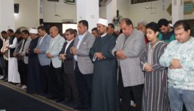محافظ السويس يؤدي صلاة الجمعة بمسجدالمصطفي