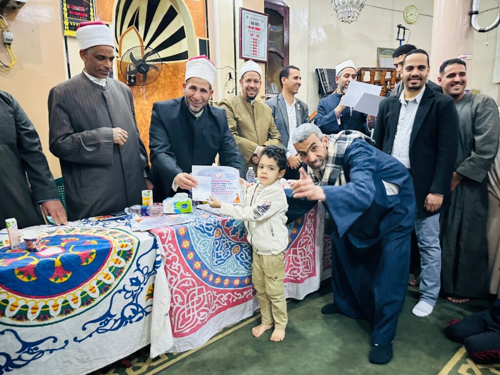 في ليلة قرآنية مباركة.. مسجد "الرحمن" بعرب فزارة يُكرم حفظة كتاب الله