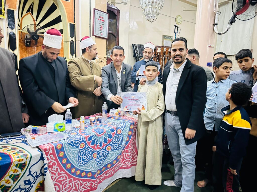 في ليلة قرآنية مباركة.. مسجد "الرحمن" بعرب فزارة يُكرم حفظة كتاب الله