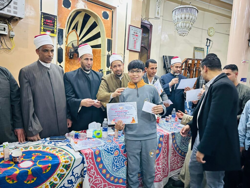 في ليلة قرآنية مباركة.. مسجد "الرحمن" بعرب فزارة يُكرم حفظة كتاب الله