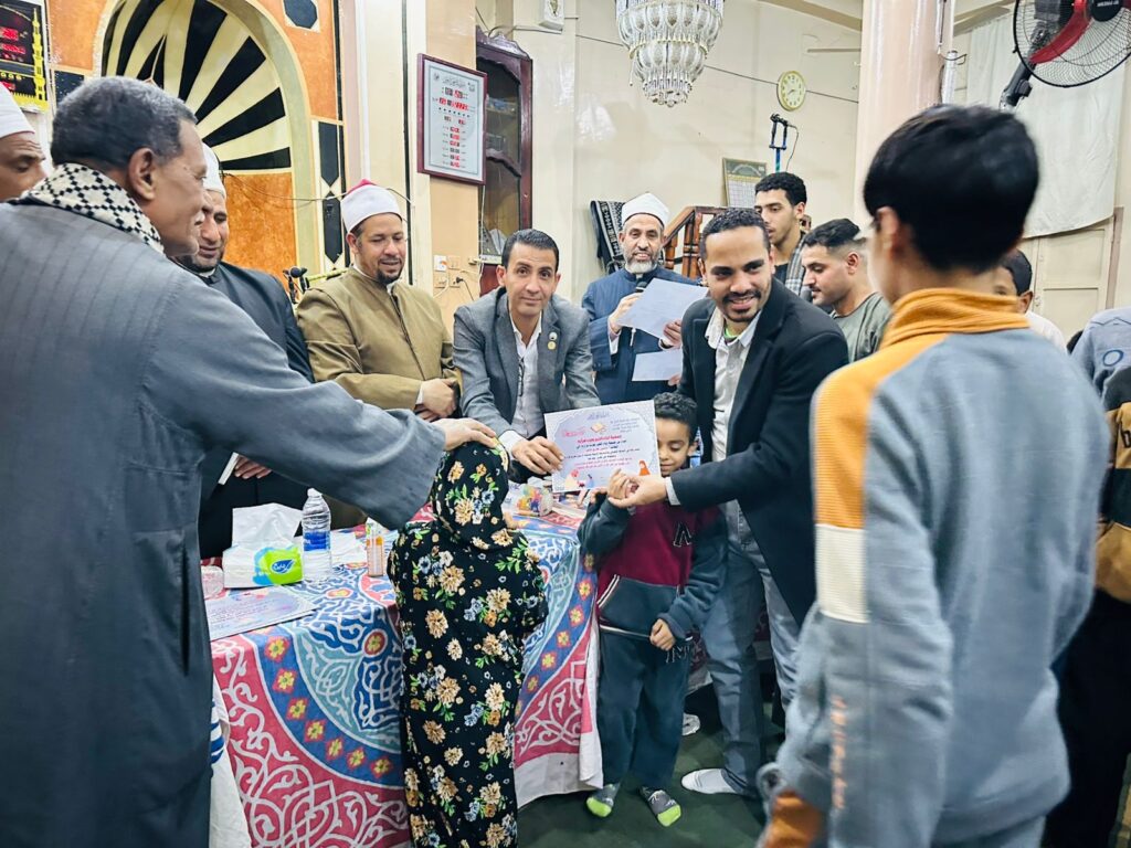 في ليلة قرآنية مباركة.. مسجد "الرحمن" بعرب فزارة يُكرم حفظة كتاب الله
