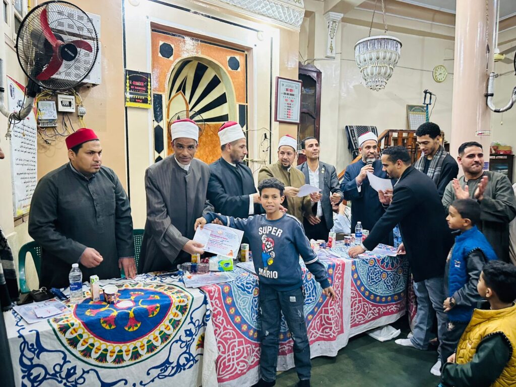 في ليلة قرآنية مباركة.. مسجد "الرحمن" بعرب فزارة يُكرم حفظة كتاب الله