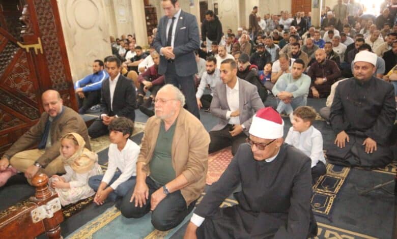 الملك فؤاد الثاني .. يؤدي صلاة الجمعة بالإسكندرية بحضور الشيخ العش