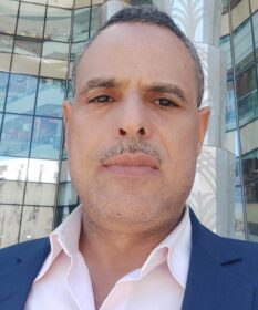 التوازن بين المال والسلطة ضرورة لبناء المجتمع