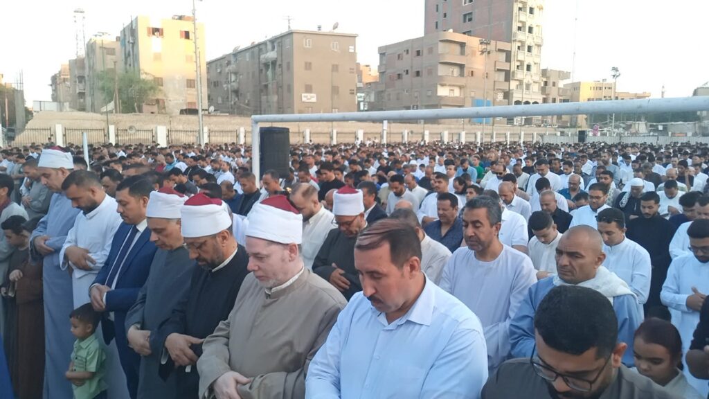 رئيس مركز القوصية يؤدي صلاة عيد الأضحى المبارك بمركز الشباب ويهنئ المواطنين