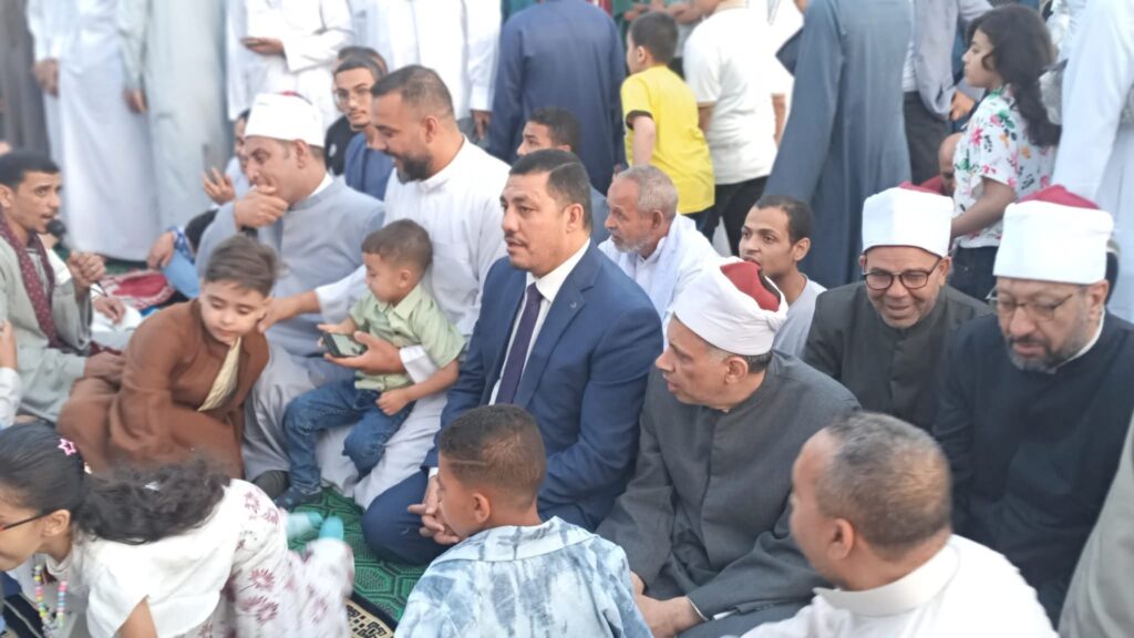 رئيس مركز القوصية يؤدي صلاة عيد الأضحى المبارك بمركز الشباب ويهنئ المواطنين