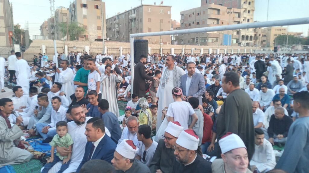 رئيس مركز القوصية يؤدي صلاة عيد الأضحى المبارك بمركز الشباب ويهنئ المواطنين