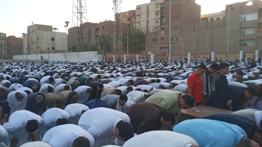 رئيس مركز القوصية يؤدي صلاة عيد الأضحى المبارك بمركز الشباب ويهنئ المواطنين