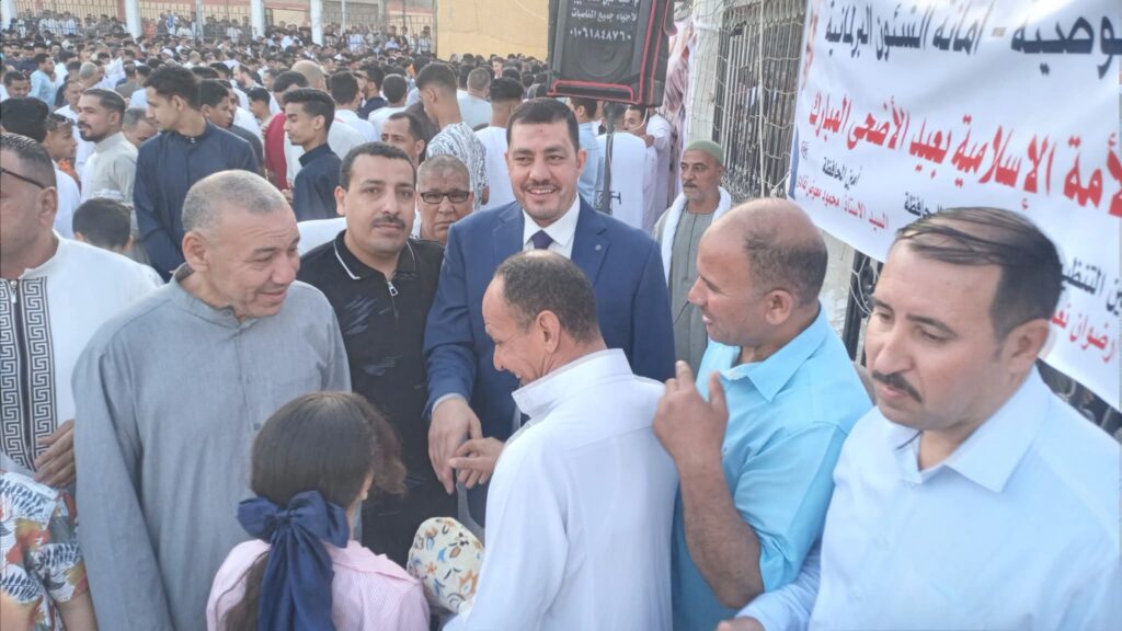 رئيس مركز القوصية يؤدي صلاة عيد الأضحى المبارك بمركز الشباب ويهنئ المواطنين
