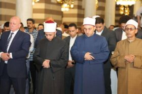 وزير الأوقاف .. يؤدي صلاة الجمعة بمسجد السيدة زينب