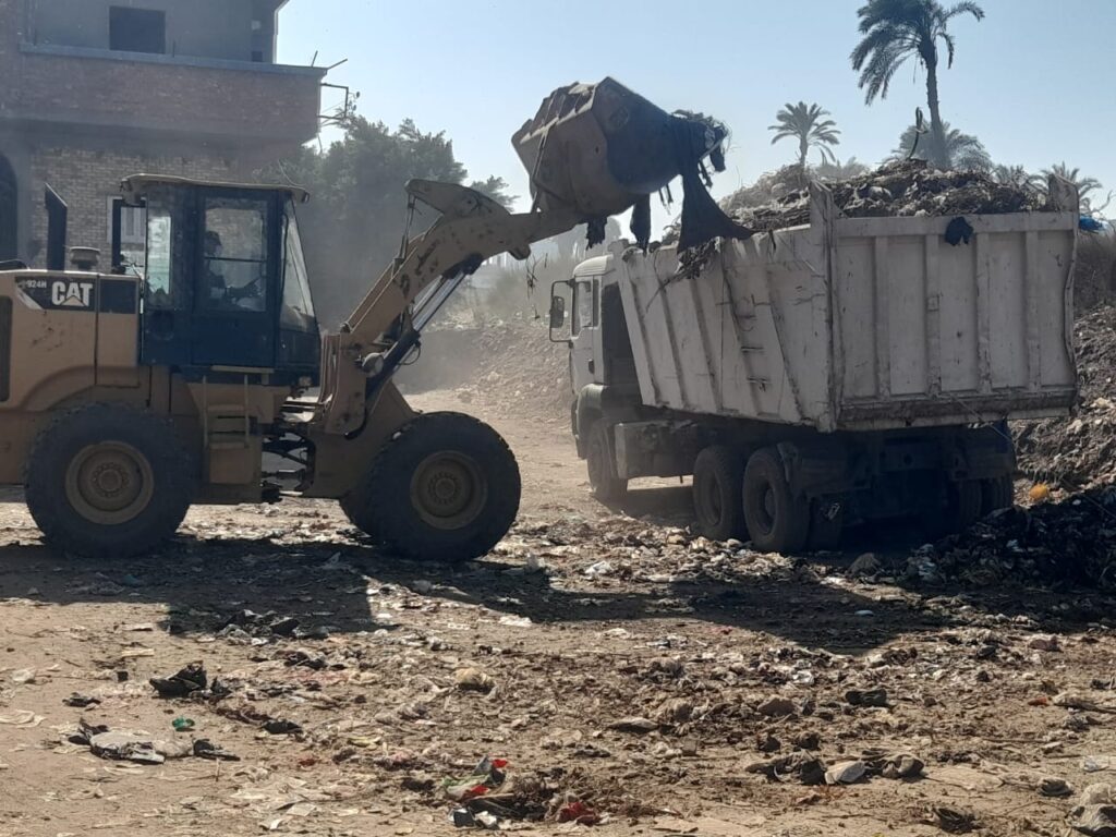 بـ 600 طن مخلفات.. رئيس قروي "فزارة" يقود حملة مكبرة لتطهير ترعة "مسارة" بالنزالي جنوب