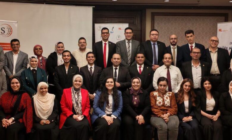 اختتمت مؤسسة المحروسة للتنمية والمشاركة فعاليات ملتقى حوار السياسات العامة تحت عنوان «من الفكرة إلى التأثير»، وذلك في إطار ختام برنامجها التدريبي والتنموي «شباب ملهم وقائد»، والذي استهدف تأهيل الشباب وتعزيز قدراتهم في مجالات القيادة وصناعة السياسات العامة والمشاركة المجتمعية.