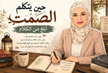 رسم كرتوني لامرأة محجبة تجلس إلى مكتب وتكتب في دفتر،