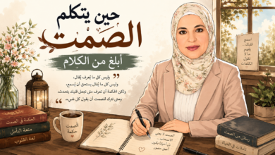 رسم كرتوني لامرأة محجبة تجلس إلى مكتب وتكتب في دفتر،