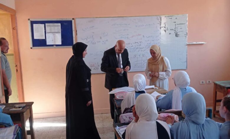 مدير الإدارة التعليمية بدسوق .. يواصل تفقد المدارس